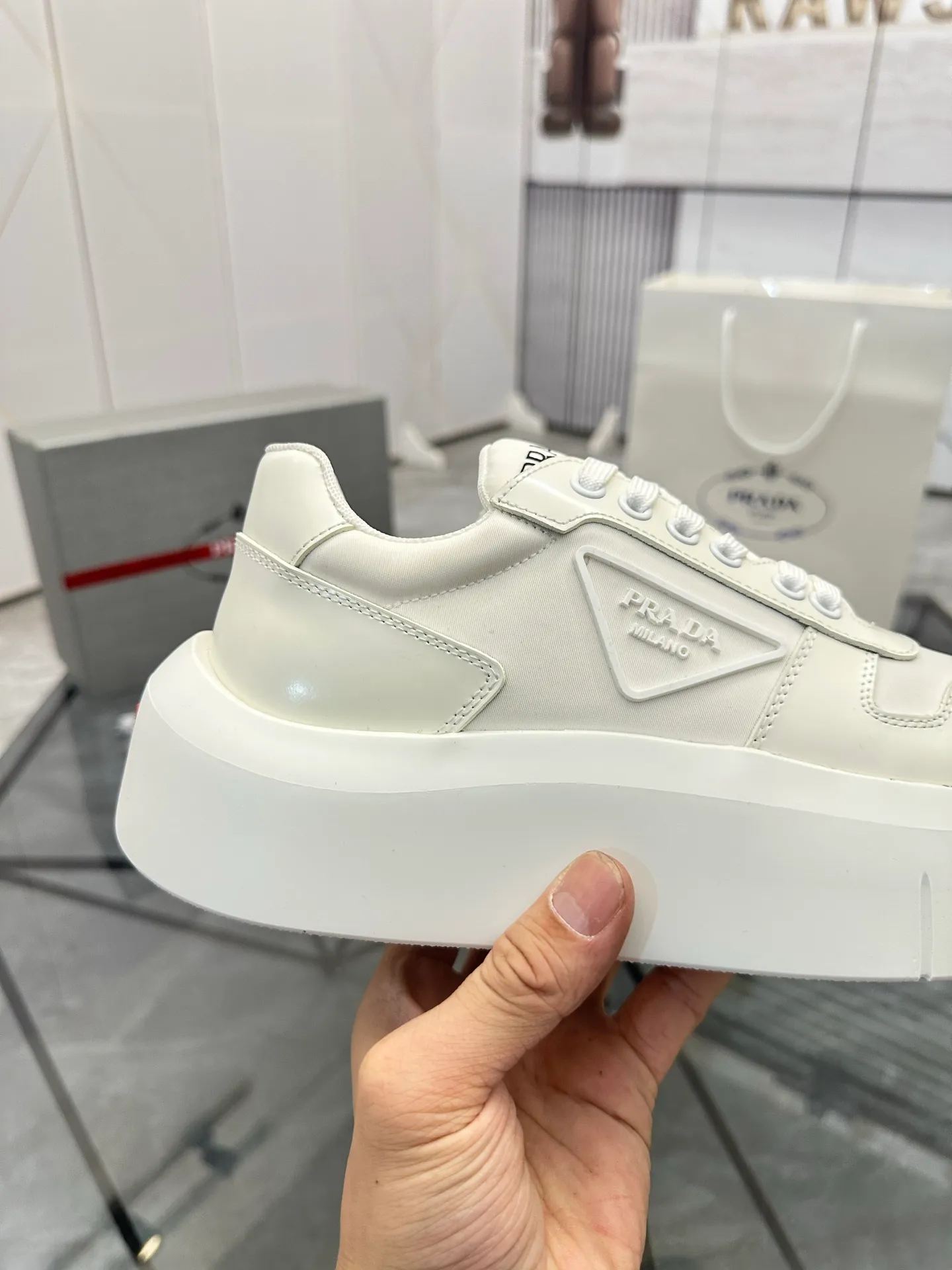 Men's shoes: 💰P620¥ High-end top quality Product trademark: Prada *"Prada*" low-top casual shoes Regular size: 38-45 (can be customized to 46) Product materials: imported first-layer cowhide leather on the upper spliced ​​with original fabric, breathable lining, cowhide foot pads, original ultra-light foam outsole. No.: 001